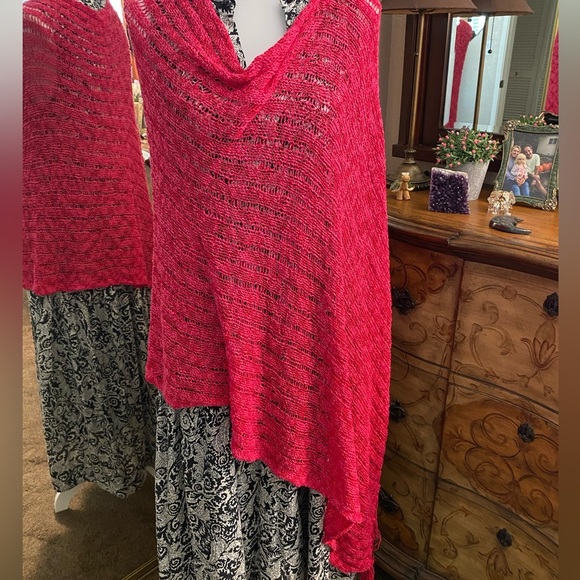 🎉SALE🎉Fun Raspberry Color Knit Shawl - Picture 1 of 6